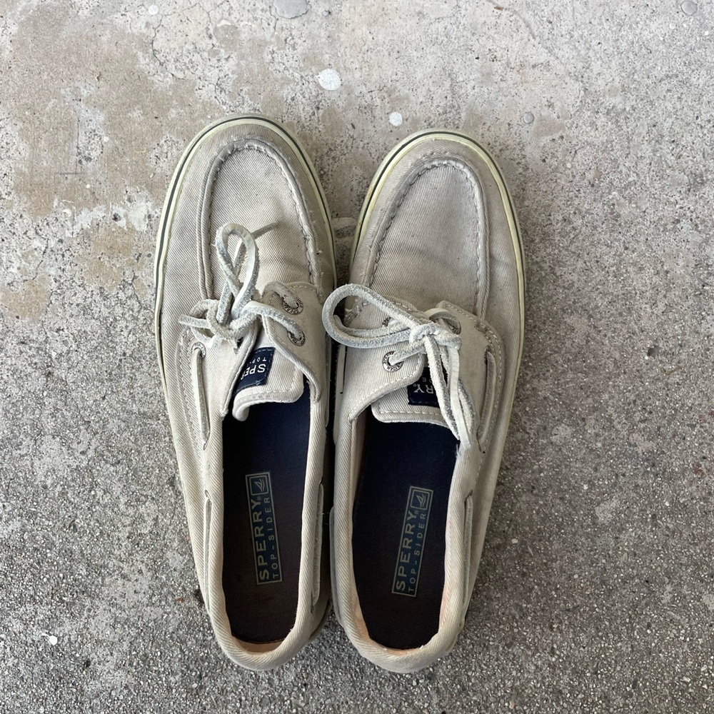 Sperry women’s boat shoes (size 6)